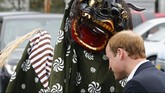 Kunjungi Jepang, Pangeran William 'Digigit' Barongsai Barongsai hitam menyambut Pangeran William dari Inggris saat menjejakkan kaki di Jepang dalam lawatan selama empat hari.