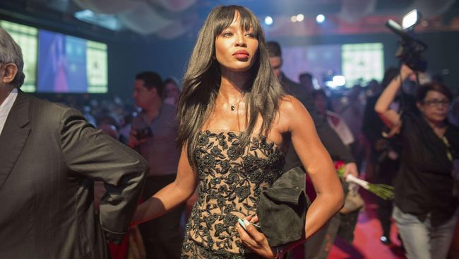 Supermodel dunia, Naomi Campbell, ternyata punya 'ritual' unik saat pesawat terbang.