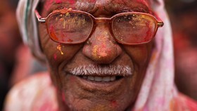 Mengenang Krishna, Umat Hindu India Rayakan Lathmar Holi
