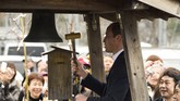 Kunjungi Jepang, Pangeran William 'Digigit' Barongsai Barongsai hitam menyambut Pangeran William dari Inggris saat menjejakkan kaki di Jepang dalam lawatan selama empat hari.