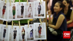 Mengintip Kesibukan Model Cantik Di Balik Layar Fashion Show