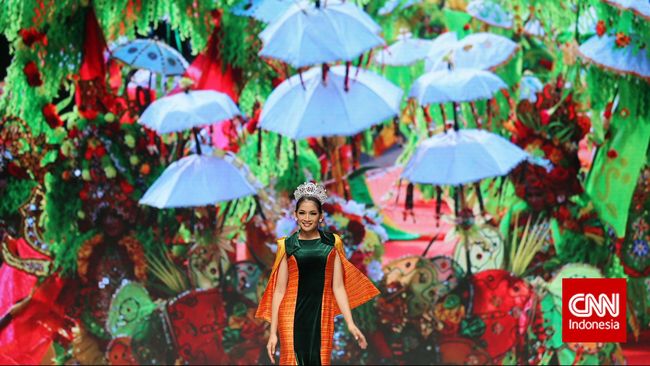 "Inspirasinya tema rancangan saya androgini karena kesetaraan gender di Banyuwangi memang baru digalakkan," kata desainer batik Priscilla Saputro.
