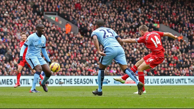 Liverpool berhasil unggul lebih dulu atas Manchester City di Stadion Anfield lewat gol cantik Jordan Henderson pada menit ke-11.