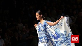 Aksi 'Buka Baju' Model Cantik & Busana Fearless yang Memukau