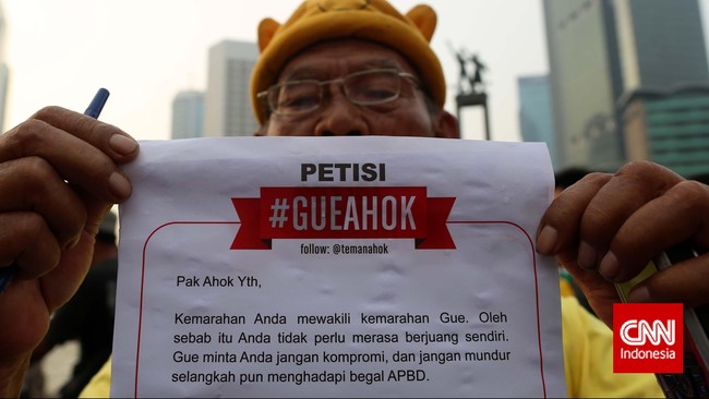 Terdapat lebih dari 2.000 petisi dan topeng wajah Ahok yang dicetak dan diberikan kepada masyarakat DKI Jakarta oleh 'Teman Ahok' Ahad (1/3) pagi ini.