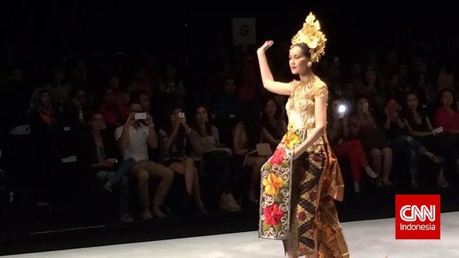 Dari tenun Bali sampai songket Palembang sama-sama menyemarakkan panggung Indonesia Fashion Week 2015.