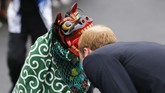 Kunjungi Jepang, Pangeran William 'Digigit' Barongsai Barongsai hitam menyambut Pangeran William dari Inggris saat menjejakkan kaki di Jepang dalam lawatan selama empat hari.