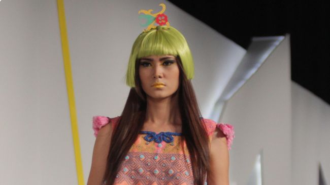 Perancang busana Lenny Agustin menerapkan sulaman motif tenun ke dalam koleksinya yang dipamerkan di Indonesia Fashion Week 2015.
