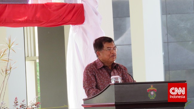 Tisu basah digunakan JK untuk mengembalikan kesegarannya, sedang sajadah agar dia bisa salat tanpa mengganggu kegiatan rutinnya.