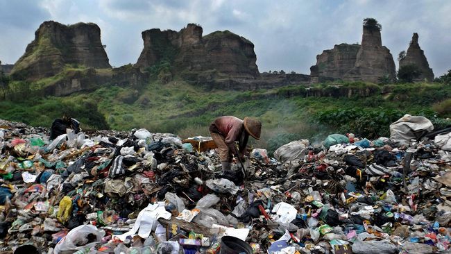 Selain bisa dimanfaatkan kembali, sampah yang Anda kelola pun nantinya bisa mendatangkan uang.
