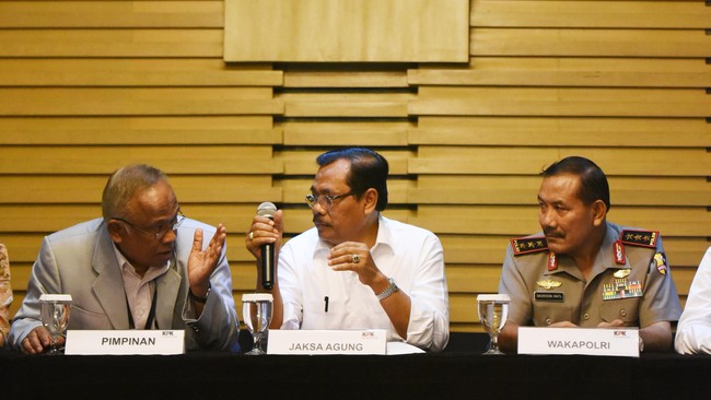 Menurut Prasetyo, penyerahan kasus Budi Gunawan tidak bisa begitu saja dibatalkan karena berkaitan dengan lembaga penegak hukum lainnya.