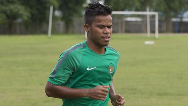 Tanpa absennya Fachrudin dan Yanto Basna, Pelatih timnas Indonesia Alfred Riedl mungkin tak akan memainkan Manahati Lestusesn sebagai bek sentral.