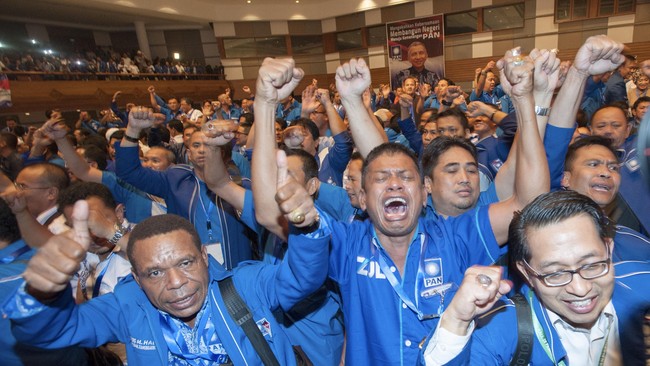 Sejak awal tidak adanya bangunan yang bisa dipakai untuk kantor PAN menjadi tantangan tersendiri. "PAN bukan partai kaya," kata Alvin Lie, tokoh partai.