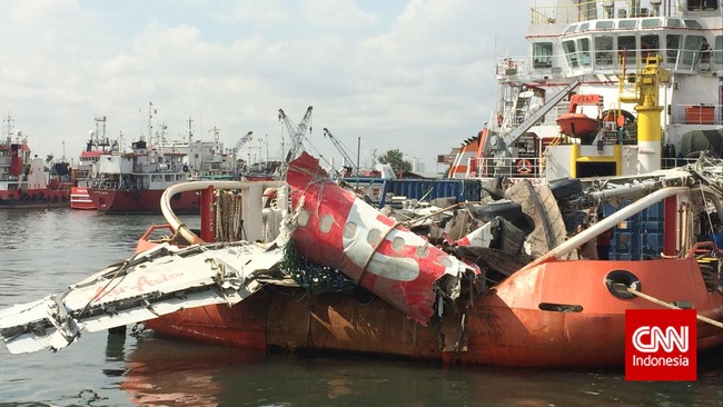 Puing pesawat AirAsia itu dibawah kapal Crest Onyx dari Selat Karimata dan akan diserahkan Basarnas ke KNKT untuk diinvestigasi.