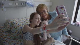 Gadis Pemohon Euthanasia <i>Selfie</i> dengan Presiden Chili