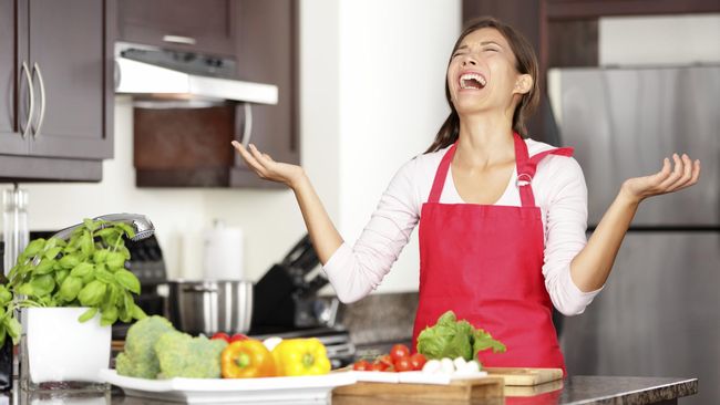 Makanan yang terlalu asin cukup sulit diseimbangkan lagi rasanya. Anda tak bisa langsung menambahkan gula dan berharap rasanya akan jadi nikmat.