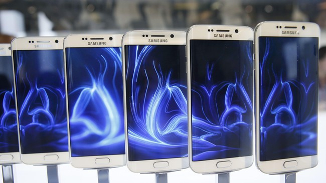 Ingat fenomena ponsel bengkok yang terjadi pada iPhone 6 Plus? Pemilik Galaxy S6 Edge ternyata juga bisa mengalami hal yang sama.