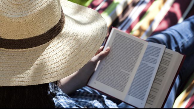 Pemilihan 70 penulis yang dibawa ke Frankfurt Book Fair dianggap tidak transparan. Proses penerjemahan pun dirasa lambat.