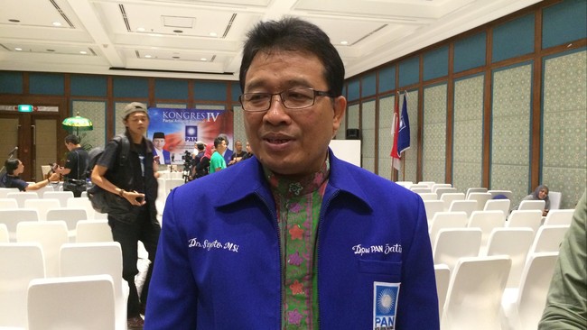 Bupati Suyoto mengaku banyak mendengar keluhan dari tenaga kerja di proyek tersebut terkait masalah gaji dan PHK.