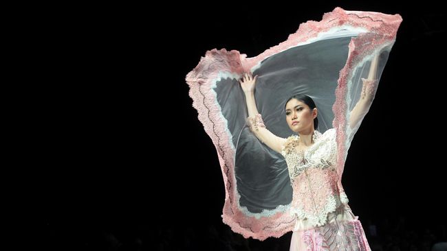 Di tangan pengurus baru, Indonesia Fashion Week (IFW) akan membuka tirainya pada 10-13 Maret 2016 mendatang di Jakarta Convention Center.