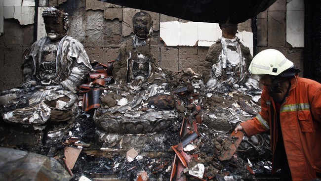 Wihara tertua di Jakarta, Dharma Bhakti, telah terbakar. Tapi wihara ini punya peran dalam sejarah Batavia sehingga harus dipugar kembali.
