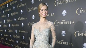 Lily James, Cinderella yang Alami Tragedi Bak Putri Ella