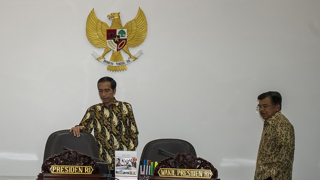Presiden Joko Widodo berharap melemahnya nilai tukar rupiah terhadap dolar Amerika Serikat bersifat sementara saja dan pelemahan itu dinilai masih aman.