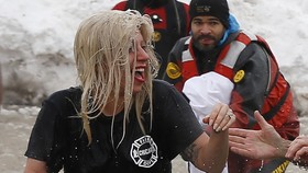 Lady Gaga Nekat Mandi Air Es di Chicago