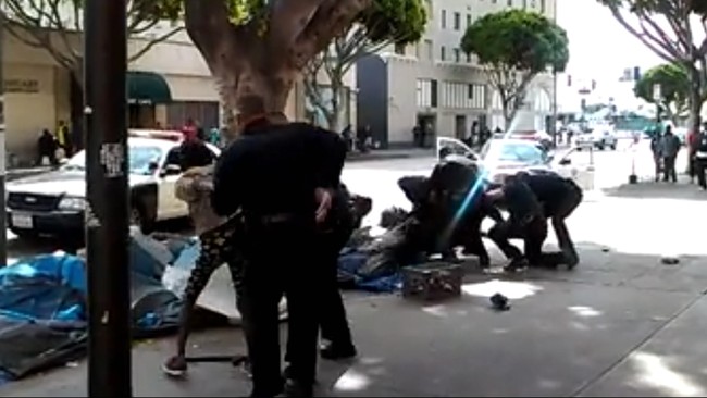 LAPD menjadi sorotan setelah beredar video personelnya memukuli seorang tunawisma hingga tewas. Mereka datang ke lokasi setelah ada laporan pencurian.