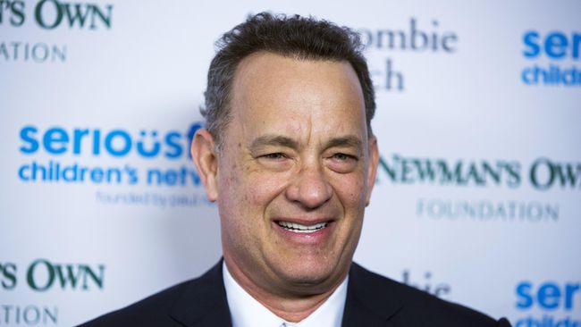Aktor senior Tom Hanks mendadak menjadi pelayan di ajang Golden Globes 2018 yang baru saja digelar di The Beverly Hilton, California, AS pada Minggu (7/1).