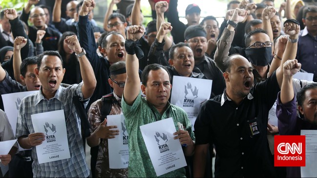 Direktur Lembaga Bantuan Hukum (LBH) Jakarta, Febi Yonesta, mengatakan akan menyurutkan optimisme masyarakat dalam pemberantasan korupsi.