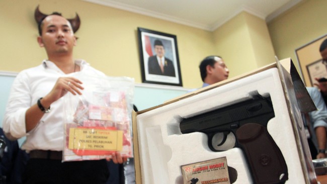 Selain membawa air soft gun, dua juru parkir sebuah hotel di kawasan Senayan ini juga membawa sabu dan ganja. 