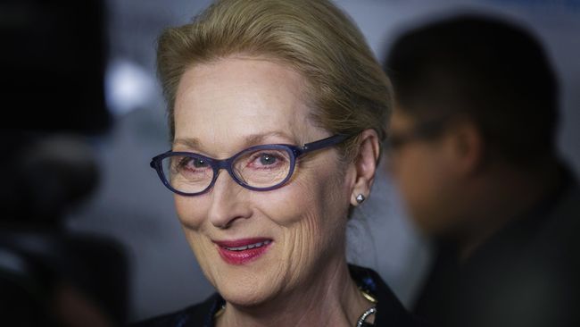Wajah Meryl Streep dibuat lebih gelap. Perutnya buncit. Rambutnya ditutup wig pirang pendek. Ia menggunakan setelan jas dengan kemeja putih dan dasi merah.