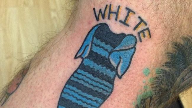 Pria bertato itu memutuskan mewarnai gambar baju dengan warna biru-hitam. Lalu menambahkan tulisan ‘White’ dan ‘And Gold?’.