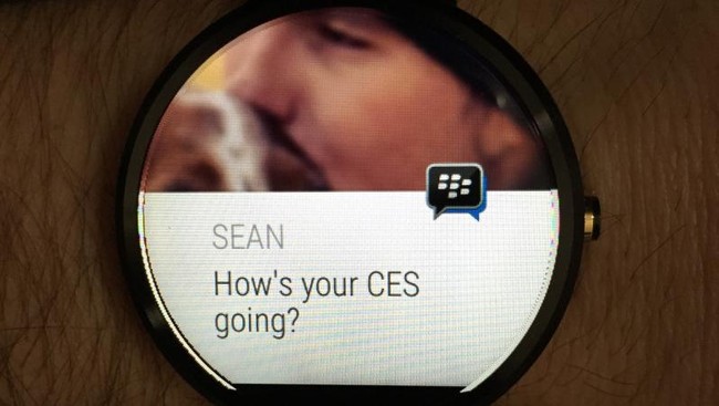 Update terbaru dari BlackBerry Messenger (BBM) kini memungkinkan pengguna layanan tersebut melakukan obrolan di jam tangan pintar berbasis Android.