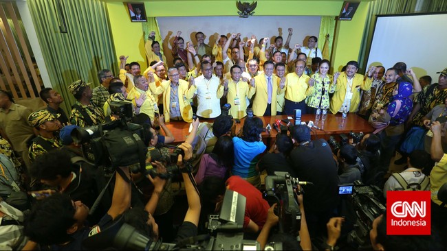 Atribut yang dimaksud yaitu segala macam yang berkaitan dengan Partai Golkar, dari mulai logo, bendera, seragam, jaket, sampai kop surat.