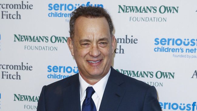 Menyempatkan diri makan di sebuah kota kecil ini, Tom Hanks tak ragu menraktir sejumlah pengunjung.
