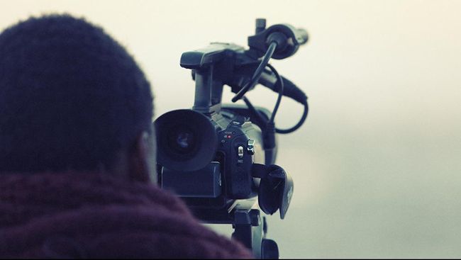 Cegah Corona, Polri Tegaskan PH Dilarang Syuting Film Mencegah wabah corona menyebar luas, Polri menyatakan seluruh pengambilan gambar atau syuting terlarang dan akan terancam sanksi.