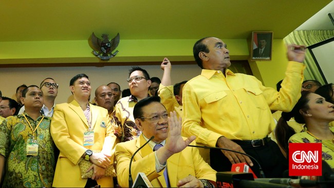 Ketua Dewan Pertimbangan Partai Golkar Siswono Yudo Husodo menyayangkan rencana Agung Laksono Cs untuk merombak susunan Fraksi Partai Golkar di DPR/MPR.