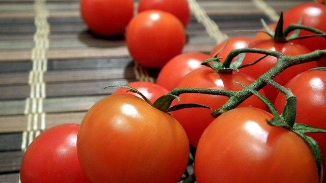 Ada beberapa jenis makanan yang akan lebih cepat rusak, kehilangan rasa dan teksturnya, atau menjadi hitam, jika disimpan di kulkas.