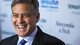 George Clooney Dapat Medali dari Paus Fransiskus