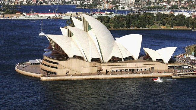 Seseorang melemparkan beberapa balon berisi cairan ke halaman depan KJRI Sydney pada Selasa (3/3). KJRI mengimbau WNI di sekitar Sydney untuk waspada.