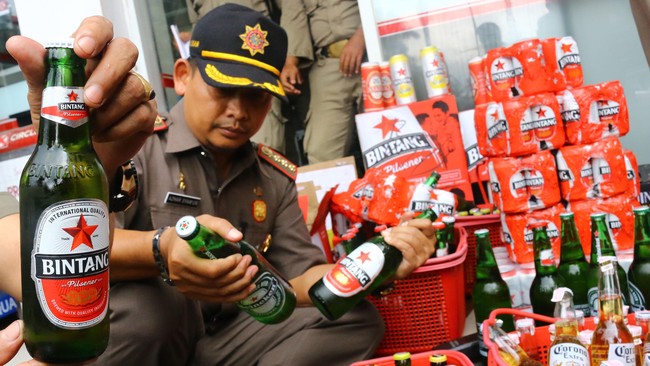 Importir minuman mendukung pembatasan penjualan minuman beralkohol di toko-toko ritel dan minimarket karena dianggap tidak sesuai dengan peruntukannya.