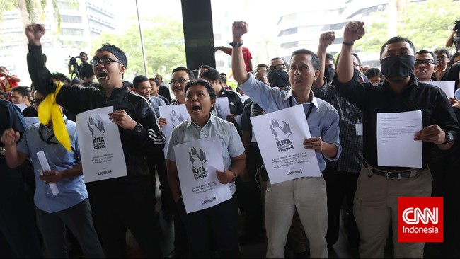 Pemerintah satu suara menanggapi aksi demo seratus lebih pegawai KPK yang menentang keputusan pimpinan mereka: koreksi diri, jangan emosi, patuhi pimpinan.