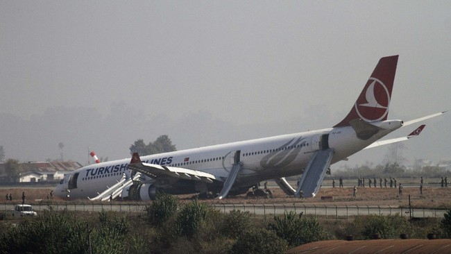 Pesawat airbus A330 itu tergelincir dan tidak mendarat di landasan, hingga tergelincir ke rerumputan di samping landasan.