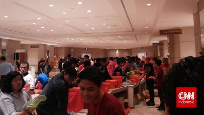 Murid-murid dari 10 sekolah sepakbola diundang untuk memilih sendiri produk Nike idaman mereka dalam Nike Football Bazar di JCC, Senayan.