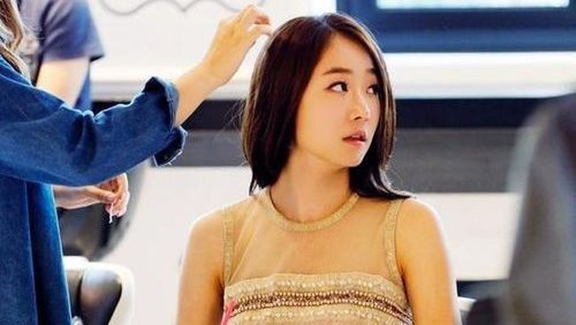 Kabar duka kembali datang dari industri musik Korea. Ahn So Jin, salah satu anggota girlband K-pop, Baby Kara, ditemukan tewas bunuh diri.