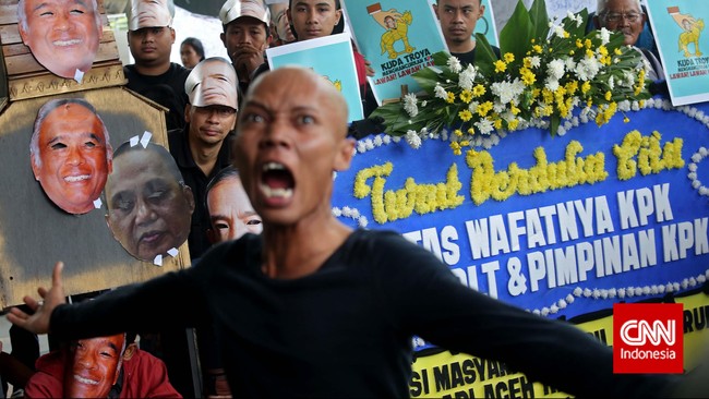 Koordinator aksi Lamen Hendrasaputra mengatakan kuda troya merupakan lambang adanya penyusup yang hendak menghancurkan KPK dari dalam.