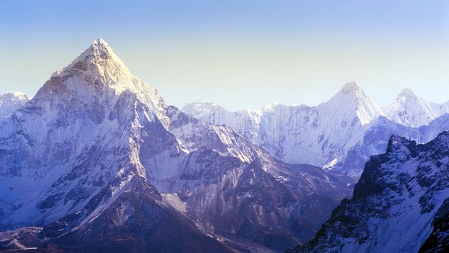 Antusiasme pendaki Gunung Everest makin tinggi. Namun demi alasan keselamatan, pemerintah Nepal bakal terapkan aturan baru bagi pendaki.