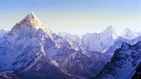 Pesawat Nepal Ditemukan Hancur Berkeping-keping